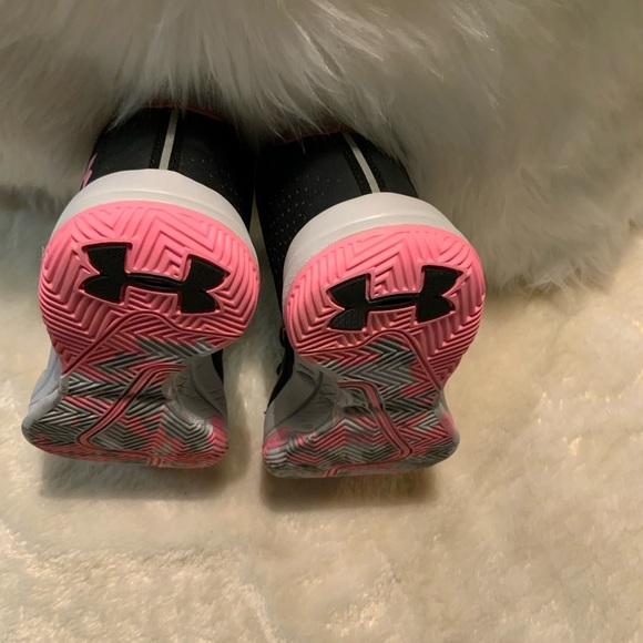 UNDER AMOUR - Black/pink boys Basketball shoes. Sz 3.5 Womens Sz 5 - Picture 3 of 6